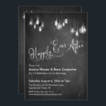 Gelukkig ooit, Edison Lichten, Chalkboard Kaart<br><div class="desc">Deze elegante maar rustige trouwreceptiekaart kenmerkt een getextureerd krijt achtergrond grafische beklede afbeeldingen die koorden van grayscale lichten Edison tonen. Ik heb een uitgewerkte, moderne manuscriptdoopvont gebruikt om grafiek terug te geven die de woorden "gelukkig na"op de voorzijde en "liefde"op de rug afschilderen. Uw eigen tekst wordt gemakkelijk toegevoegd om...</div>