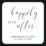 Gelukkig ooit na Black White Typography Wedding Vierkante Sticker<br><div class="desc">Typografie bruiloft begunstigt stickers met de boodschap "Gelukkig Ever After" in zwarte kalligrafie met een hart dat de "i" doormaakt, boven een witte achtergrond. Hieronder staan uw namen en datum. De eenvoudige en minimale lay-out en veel open ruimte geven dit ontwerp een modern gevoel en de kalligrafie en het hart...</div>