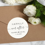 Gelukkig ooit na Cream Wedding Ronde Sticker<br><div class="desc">Chique licht crème sticker voor uw bruiloft receptie,  bewaar de data,  verlovingsfeesten,  koppeldouches en andere bruiloft feesten met "Happily Ever After" in eenvoudige moderne typografie en een stijlvol script met swashes,  uw voornamen vergezeld door een hart en uw bruiloft datum.</div>