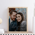 Gelukkig ooit na de hand geletterde bruiloft foto canvas afdruk<br><div class="desc">Verhoog je speciale moment naar een 'Happily Ever After' met onze prachtige Hand Lettered Wedding Photo Canvas Print. De tijdloze zin 'Happily Ever After' is zorgvuldig met de hand geletterd in elegant wit, uitstralend van romance en sentiment. De zachte zwarte overlay voegt een vleugje verfijning toe, stelt uw gekoesterde aangepaste...</div>