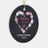 Gelukkig ooit na de roze reuzenhartbruiloft keramisch ornament (Rechts)