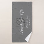 Gelukkig Ooit na Elegant Grey Name Date Badhanddoek<br><div class="desc">Gelukkig ooit na Elegant Grey Name Date Bath Towel</div>