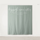 Gelukkig Ooit na Elegant Script Wedding Backdrop Wandkleed (Voorkant)