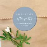 Gelukkig ooit na feest stoffige blauwe bruiloft ronde sticker<br><div class="desc">Een chique stoffige blauwe sticker voor uw bruiloft receptie uitnodigingen,  gunsten en correspondentie met "Happily Ever After Party" in een mix van eenvoudige moderne witte typografie en een elegant wit script met swashes,  uw voornamen verbonden door een hart en uw ontvangstdatum.</div>