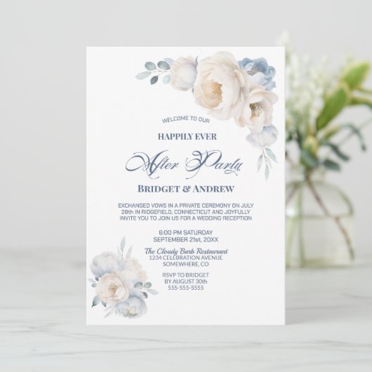 Gelukkig ooit na feestblauw wit bloemenbruiloft kaart (Staand voorkant)