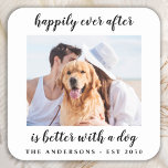 Gelukkig ooit na het fotohuwelijk vierkante sticker<br><div class="desc">Gelukkig is het altijd beter met een hond! Voeg de afsluitende aanraking aan uw bruiloft toe met deze schattige stickers van de douanefoto. Ideaal voor je bruiloft na feest en ontvangst, en als bruiloft is het goed voor labels voor je gasten. Pas deze foto-trouwstickers aan met je favoriete trouwfoto, hondenfoto,...</div>
