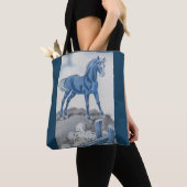 Gelukkig paard in blauw tote bag (Dichtbij)