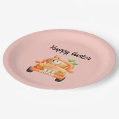 Gelukkig paasbroodje op roze papieren bordje (Gekanteld)