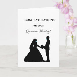 gelukkig quarantainehuwelijk gehuwd paar met maske kaart