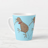 Gelukkig springkiwi met het ontwerp van de cartoon latte mok (Linkerhoek)