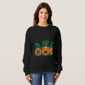 Gelukkig St. Patrick's Day Funny Three Gnomes Hold Trui (Voorkant volledig)