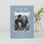 Gelukkig stel Sla de datum op huwelijksaankondigin Save The Date (Staand voorkant)