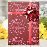 Gelukkig Valentijnsdag rood roze script harten Cadeaupapier<br><div class="desc">Het rode, roze script van Happy Valentine's Day draagt het papier van de verpakking. Klik op ONTWERP BEWERKEN en klik vervolgens op ACHTERGROND BEWERKEN om de achtergrondkleur te wijzigen. U kunt dit ONTWERP overdragen op andere Zazzle producten en het aanpassen om de meeste Zazzle punten te passen. De standaard design...</div>
