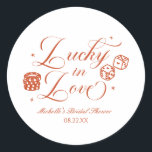 Gelukkig Verliefd Speelkaart Casino Bruidsfeest Ronde Sticker<br><div class="desc">Dit zijn Gelukkig Verliefd Speelkaart Casino Elegante Bruidsfeest Feest Favorieten Stickers!</div>