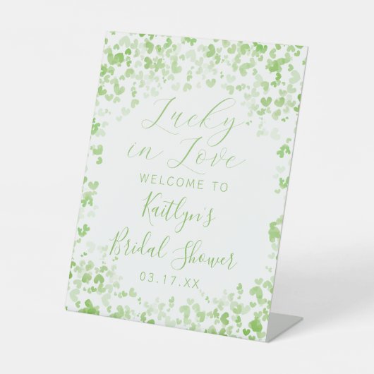 Gelukkig Verliefd St. Patrick's Day Bruidsfeest Reclamebord Met Voetstuk (Voorkant)