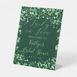 Gelukkig Verliefd St. Patrick's Day Bruidsfeest Reclamebord Met Voetstuk