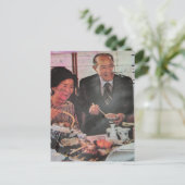 Gelukkig vintage koppel dat eet briefkaart (Staand voorkant)