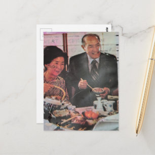 Gelukkig vintage koppel dat eet briefkaart