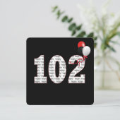 Gelukkige 102e verjaardag op zwarte uitnodiging (Staand voorkant)