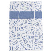 Gelukkige 105e Verjaardag Blauw en Wit Nummerpatro Medium Cadeauzakje (Achterkant)