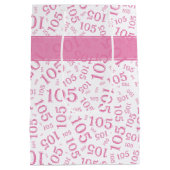 Gelukkige 105e Verjaardag Roze en Wit Nummerpatroo Medium Cadeauzakje (Achterkant)