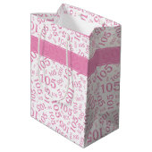 Gelukkige 105e Verjaardag Roze en Wit Nummerpatroo Medium Cadeauzakje (Achterkant Gekanteld)