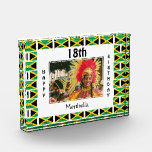 Gelukkige 18e verjaardag JAMAICA FLAG Fotoblokken<br><div class="desc">Moderne stijlvolle 18e verjaardag PHOTO BLOCK met de plattegrond in combinatie met de vlag van JAMAICA op de achtergrond. Pas je aan door simpelweg je eigen keuze aan (gelijkvormige) foto’s te uploaden en personaliseer door een naam toe te voegen. Dit fotoblok zou een geweldig souvenir cadeau zijn voor elke gelegenheid,...</div>