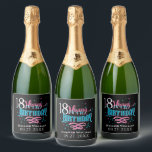 Gelukkige 18e Verjaardag Typografie Sparkling Wijnetiket<br><div class="desc">Gelukkige 18e verjaardag,  typografisch ontwerp. Witte,  blauwe en roze kleuren ontwerpen op een zwarte achtergrond.</div>