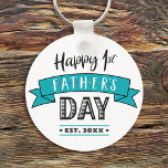 Gelukkige 1e Vaderdag Turquoise Banner Cool Bold Sleutelhanger<br><div class="desc">"Fijne Eerste vaderdag." Laat papa zijn vreugde uitdrukken om een nieuwe ouder te worden. Cool, grafisch, modern zwart, grijs en wit typografie en een blauwgroen blauwe bannerbedekking passen een witte achtergrond aan met het jaar dat hij een vader werd voor de perfecte, gepersonaliseerde keepaardse sleutelhanger die hij elke dag zal...</div>