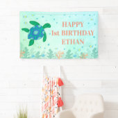 Gelukkige 1e verjaardagsschildpad onder het Zee Spandoek (Insitu)