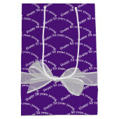 Gelukkige 50ste verjaardag witte boog op Paarse Medium Cadeauzakje (Achterkant)