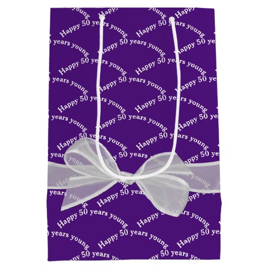 Gelukkige 50ste verjaardag witte boog op Paarse Medium Cadeauzakje (Achterkant)