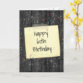 Gelukkige 60ste verjaardagsnota die op hout wordt  kaart (Gele Bloem)