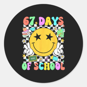 Gelukkige 67e schooldag Vibes Lachend gezicht 67 d Ronde Sticker