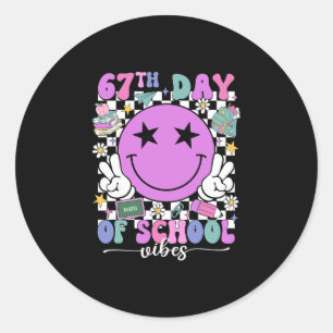 Gelukkige 67e schooldag Vibes Lachend Gezicht 67 d Ronde Sticker