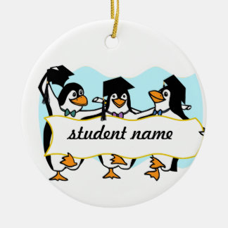 Gelukkige Afstuderende Dansende Pinguïns met Spand Keramisch Ornament