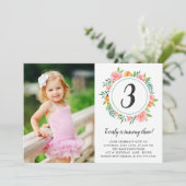 Gelukkige Bloemen Foto Verjaardag Uitnodiging (Staand voorkant)