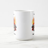 Gelukkige brandweerman mascotte met vlammen koffiemok (Center)