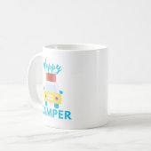 Gelukkige Camper met Geel/Witte Auto met Bagage Koffiemok (Voorkant links)