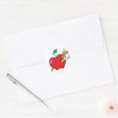 Gelukkige Cartoon worm in Apple Ronde Sticker (Envelop)