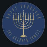 Gelukkige Chanoeka 'Blue Gold Menorah vakantie Ronde Sticker<br><div class="desc">Deze sticker heeft een goudkleurige menora op een marineblauwe achtergrond. De boodschap hierboven luidt "Happy Chanoeka". Onder de menorah is een plek voor uw familienaam die u kunt personaliseren of verwijderen als u wilt.</div>