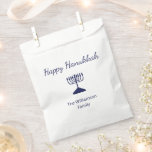 Gelukkige Chanoeka Blue Menorah vakantie Bedankzakje<br><div class="desc">Happy Chanoeka Holiday party favourt tas,  met een eenvoudige blauwe menora en script typografie ontwerp. Met witte aanpasbare letters kunt u uw eigen tekst toevoegen. Een feestelijke manier om te vieren met vrienden en geliefden.</div>