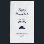 Gelukkige Chanoeka Blue Menorah vakantie Klein Cadeauzakje<br><div class="desc">Happy Chanoeka Holiday party geschenktas, met een eenvoudige blauwe menorah en script typografie ontwerp. Met witte aanpasbare letters kunt u uw eigen tekst toevoegen. Een feestelijke manier om te vieren met vrienden en geliefden.</div>