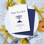 Gelukkige Chanoeka eenvoudige blauwe menorah Feestdagenkaart<br><div class="desc">Happy Chanoeka Holiday wenskaart,  met een eenvoudige blauwe menora en script typografie ontwerp. Met blauwe aanpasbare letters kunt u uw eigen gegevens toevoegen. Een feestelijke manier om goede wensen te sturen naar vrienden en geliefden.</div>