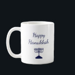Gelukkige Chanoeka eenvoudige blauwe menorah Koffiemok<br><div class="desc">Happy Chanoeka koffie mok, met een eenvoudige blauwe menora en script typografie ontwerp. Met witte aanpasbare letters kunt u uw eigen tekst toevoegen. Een feestelijke manier om te genieten van uw favoriete warme drank.</div>