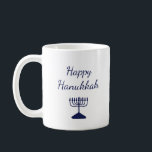 Gelukkige Chanoeka eenvoudige blauwe menorah Koffiemok<br><div class="desc">Happy Chanoeka koffie mok, met een eenvoudige blauwe menora en script typografie ontwerp. Met witte aanpasbare letters kunt u uw eigen tekst toevoegen. Een feestelijke manier om te genieten van uw favoriete warme drank.</div>