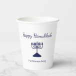 Gelukkige Chanoeka eenvoudige blauwe menorah Papieren Bekers<br><div class="desc">Happy Chanoeka Blue Holiday paper cup,  met een eenvoudige blauwe menorah en script typografie ontwerp. Met blauwe aanpasbare tekst kunt u uw eigen gegevens toevoegen. Een feestelijke manier om te vieren met vrienden en geliefden.</div>