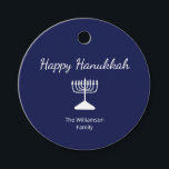 Gelukkige Chanoeka Eenvoudige Menorah Blauw Wit Bedankjes Labels<br><div class="desc">Happy Chanoeka Blue Holiday party favourtag,  met een eenvoudige witte menora en script typografie ontwerp. Met witte aanpasbare letters kunt u uw eigen gegevens toevoegen. Een feestelijke manier om te vieren met vrienden en geliefden.</div>