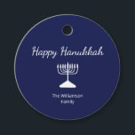 Gelukkige Chanoeka Eenvoudige Menorah Blauw Wit Bedankjes Labels<br><div class="desc">Happy Chanoeka Blue Holiday party favourtag,  met een eenvoudige witte menora en script typografie ontwerp. Met witte aanpasbare letters kunt u uw eigen gegevens toevoegen. Een feestelijke manier om te vieren met vrienden en geliefden.</div>