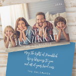 Gelukkige Chanoeka eenvoudige moderne chique famil Feestdagenkaart<br><div class="desc">Het ontwerp bestaat uit een eenvoudige achtergrond met elegante typografie. Voeg uw familienaam,  groet,  foto's en jaar toe</div>